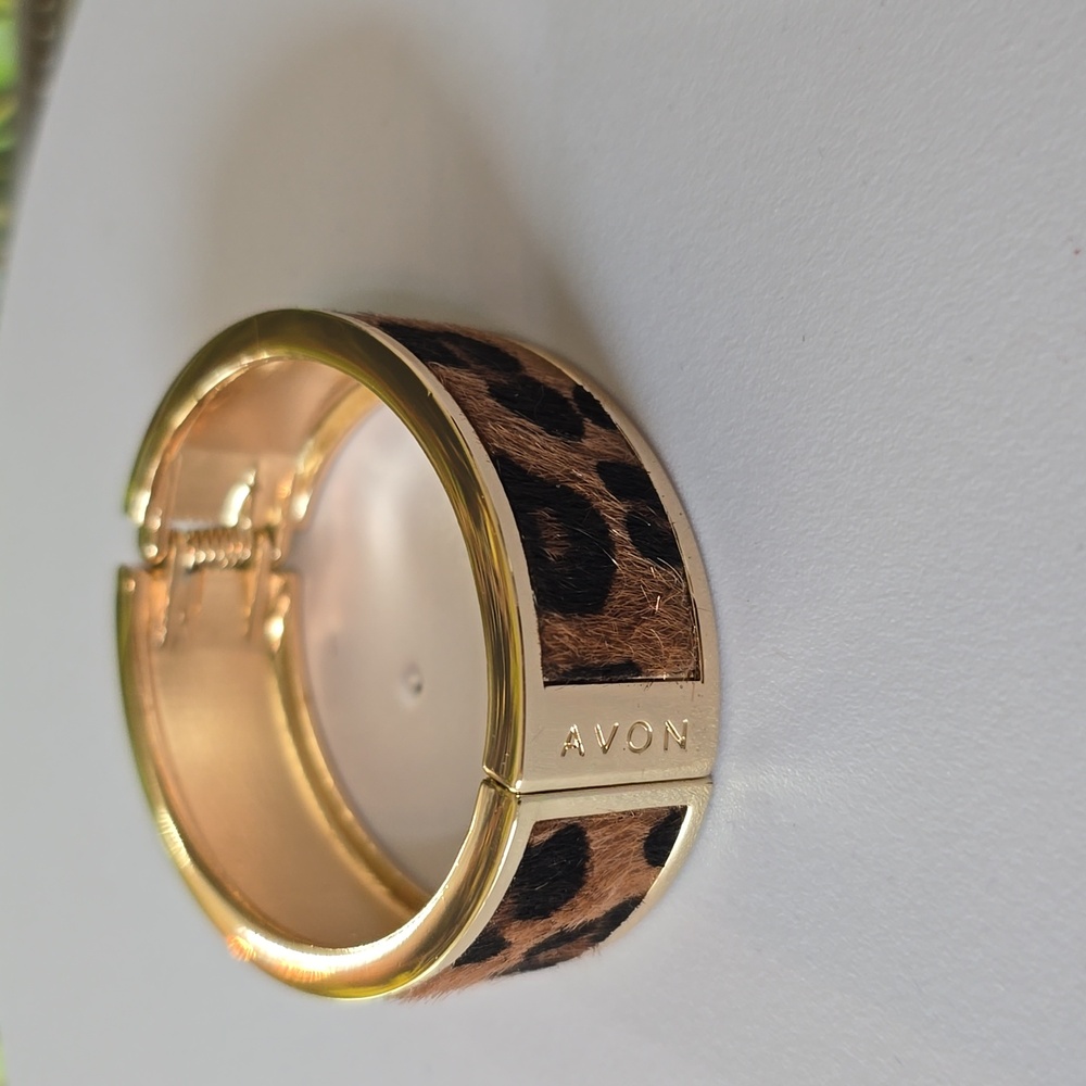 Avon Leopard Faux Fur Gold Tone Hinged Bangle Bracelet NIB - Picture 8 of 8